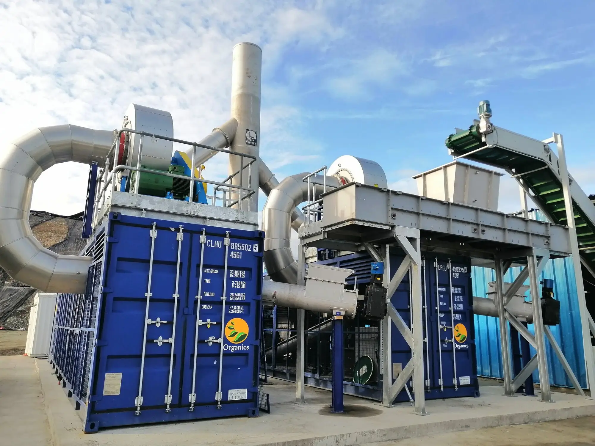 Gasificador de la planta de valorización energética WTE de REXIN, con contenedores azules, ductos y cinta de alimentación