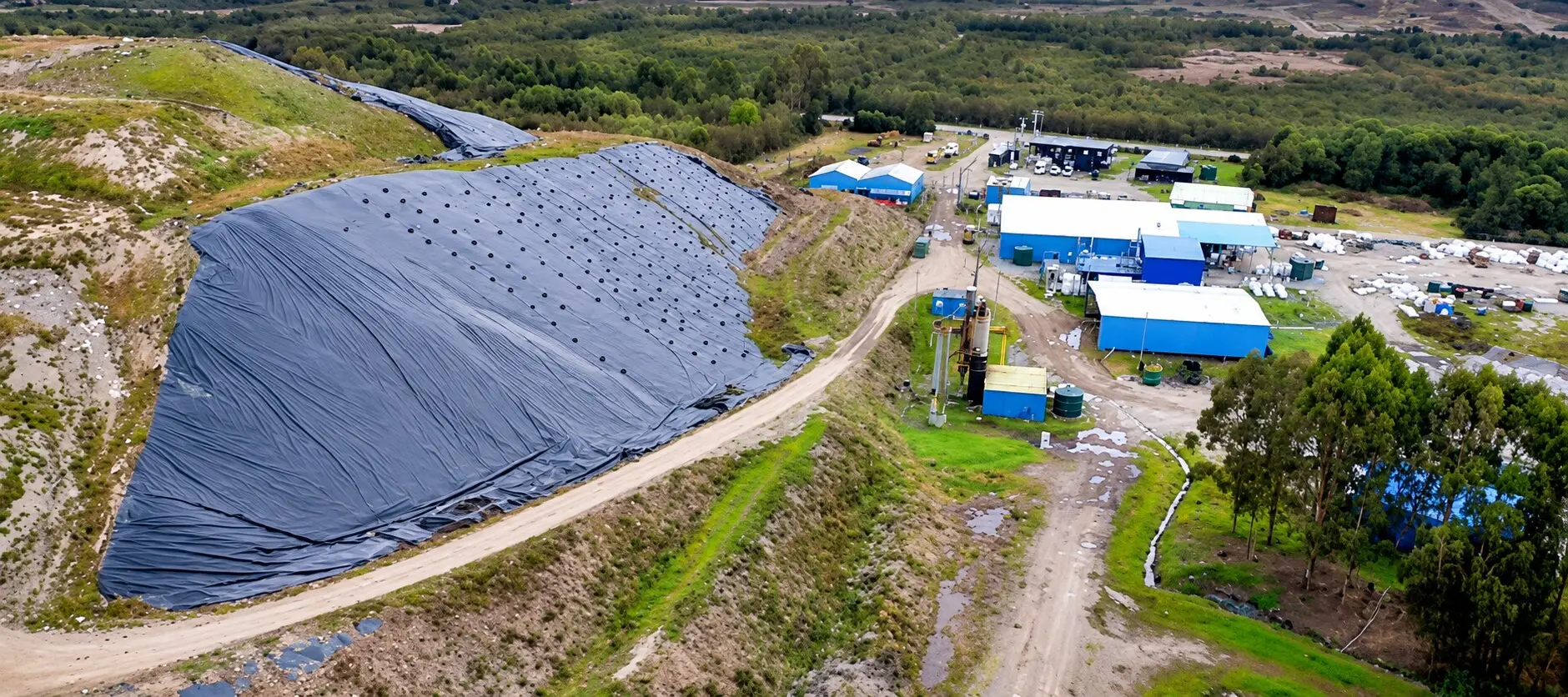 Vista aérea de las instalaciones de REXIN: celda de disposición final con geomembrana y galpones de la planta